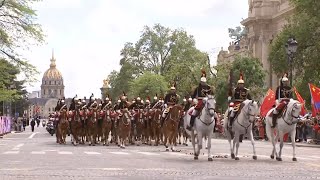 President Xi heads to Elysee Palace escorted by cavalrymen and motorcade