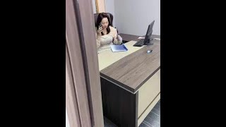 你们说小虎是不是欠揍！#逗你一笑😅😅😅烦恼忘掉 #美女老板