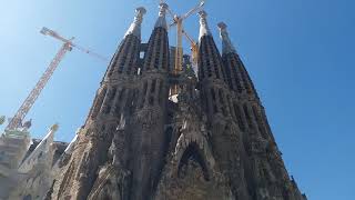 聖家堂 La Sagrada Familia 經典高第建築設計，只是它的外圍建築已真是不得了，有攝人魅力！記緊上網訂票呀，唉否則緣慳一面！