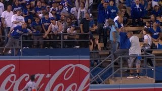 MIA@LAD: Lucky fan catches two home-run balls