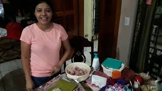 Ana Kelly está aprendiendo a envolver tamales. Ya queTia Berta se los a  hecho