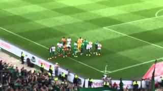 Hannover 96 - SV Werder Bremen (09.05.2015): Werder Mannschaft kommt zu den Fans nach dem Spiel