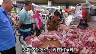 北京大集猪肉真便宜，女老板把买肉大哥一顿忽悠，看着都想乐