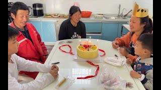 媳妇过30岁生日，老公下厨准备一桌子午餐，一家人一起庆生真热闹