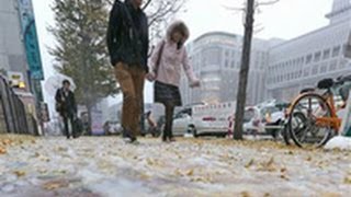 みぞれにブルッ札幌でも初雪（2012/11/18）北海道新聞