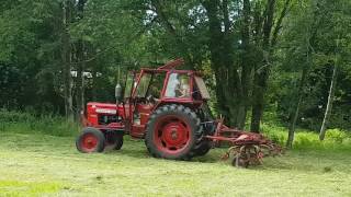 Volvo BM 430 vänder hö