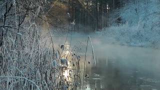Красивая природа зимой, незамерзающая река