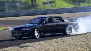 Big JDM sedan drift - Toyota Chaser, Cresta \u0026 Nissan Laurel crazy smoking tires