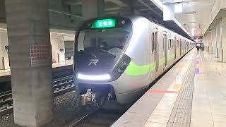 1221次基隆發車經由西部幹線開往新竹的銀綠色微笑號EMU900型十輛一編組EMU922區間車