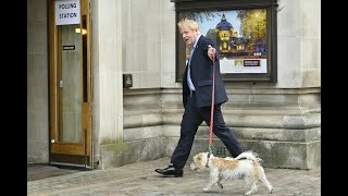 Wahlen in Großbritannien: Boris Johnson mit Hund bei der Stimmabgabe | AFP