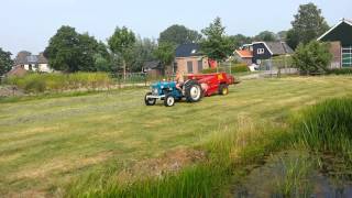 Hooi persen, hooien met een Fordson Super Dexta