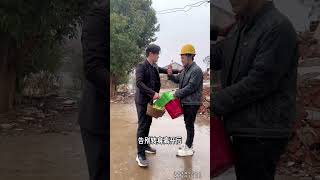 穷大哥和富二哥一起看远嫁的妹妹，竟然发生这样的一幕…#亲情无价 #感人一幕 #情感共鸣#人生百態#shorts