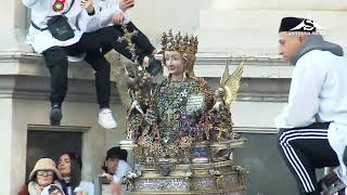 Agata tra la folla in piazza Duomo