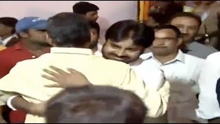 Pawan Kalyan Hugs CBN @ Swearing-in Ceremony | Silly Monks