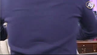 Kamera Adnan Oktar'ı gösterirken yanlışlıkla araya girdi Kamera Adnan Oktar'ı gösterirken yanlışlıkla araya girdi