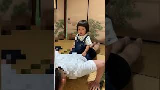 パパ頑張ります。娘乗せて腕立て！【娘2歳11kg】/Dad, I'll do my best.#shorts #baby