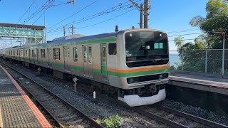 東海道線E231系1000番台K-10編成　熱海行きとして根府川駅をジョイント音たてて発車するシーン