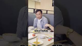 【小馬哥小馬嫂】 現在的形式對我很不利 因為我這邊有三個女同事 我是直接給她豎大拇指從氣勢上反擊壓制她 還是再觀察壹下 #搞笑視頻 #shorts