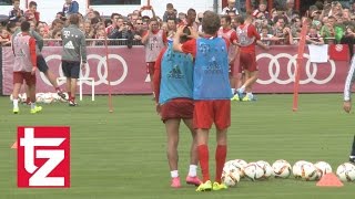 Thomas Müller massiert Arturo Vidal - Training FC Bayern München