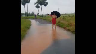 தண்ணீர் ஊருக்குள் வராமல் இருக்க ஊர்மக்கள் குளத்தைச் சுற்றி மணல் மூட்டைகளை வைக்கின்றனர்