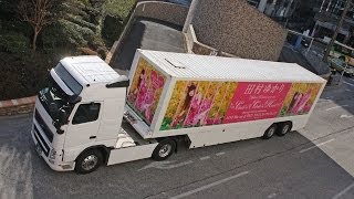 Ad truck using Volvo running in Tokyo