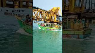 பாம்பன் பாலம் திறக்காமலே போகும் படகு | Fishing Boat that Passes the Pampan Bridge Without Opening