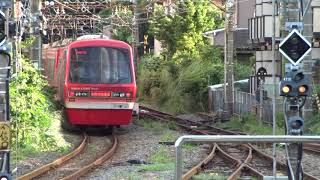 伊東駅を出発して伊東線から伊豆急行線に向かう展望付き観光列車2100系リゾート21