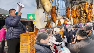 中國南京老街市集：舌尖上的市井煙火，匯聚地道美食，糯米鍋巴金黃酥脆，雜糧燒餅香氣誘人，各式水果琳瑯滿目，油餅外酥裡嫩，手工春捲精緻，碩大金黃大油條，桂花蓮藕清爽，手工春捲,烤鴨皮脆肉嫩，酥脆燒餅。 。