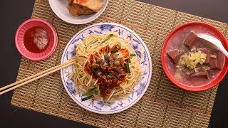 特色早餐 炒麵與豬血湯 Stir-fried Noodles and Pig Blood Soup