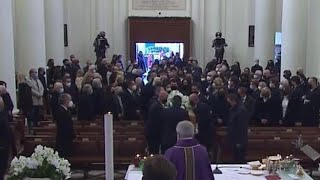 Funerali Ennio Doris, l’arrivo del feretro in chiesa. Alla cerimonia anche Berlusconi e Zaia