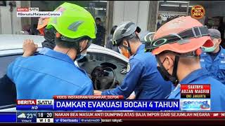 Damkar Depok Selamatkan Bocah Terjebak di Mobil