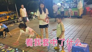 小煜说乐乐送他的小乌龟太孤单了，要妈妈在夜市套只小鱼给它作伴