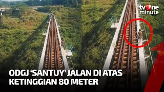 ODGJ Jalan di Atas Jembatan Kereta, Warganet  Wong Edan Itu Bebas | tvOne Minute