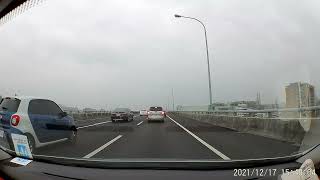 直擊連環車禍FORD KUGA屁股被撞爛安全嗎？Witnessing a highway car accident, FORD KUGA's ass was smashed, is it safe?