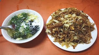 河北特色美食：鸡蛋炒饼，八块钱，鸡蛋汤两块钱，共十块钱 保定劝业场路边小店