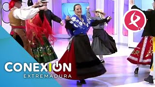 La asociación La Antigua de Mérida baila y repasa varios trajes de la región | Conexión Extremadura