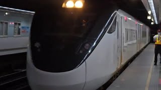 442次樹林發車開往台東的EMU3000型十二輛編組EMU3009皮蛋豆腐騰雲號紅色帶新城際自強號列車，和2033次七堵發車經由海線開往彰化的銀綠色微笑號EMU900型十輛一編組EMU913區間快車