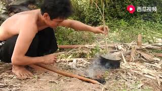 柬埔寨生活，农村小伙野外烹饪美味鱼头汤！味道鲜美