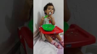 Bebê comendo sozinho