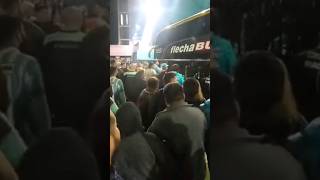 🔥FURIOSOS!! Hinchas de #racing atacaron el micro del equipo, insultaron a #gago y pidieron su salida