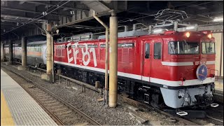 【カシオペア乗車体験ツアー団臨】国鉄EF81形95号機（虹釜・HM掲出）＋E26系12B（両）がブロワー起動して超ロング警笛を鳴らして上野駅13番線を発車するシーン（9117レ）2022.8.13