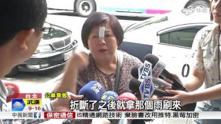 沒搭上公車 男子攔車砸窗打女司機│中視新聞 20151123