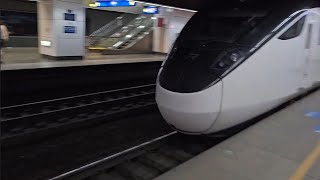 111次七堵發車開往枋寮的西部優質直達EMU3000型十二輛編組EMU3029皮蛋豆腐騰雲號綠色帶新城際自強號列車，和1128次苗栗發車開往基隆的銀綠色微笑號EMU900型十輛一編組EMU911區間車