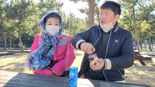 브이로그vlog 바닷가에 놀러왔습니다 날씨가 엄청춥네요 We're at the beach.