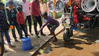 বাপি সাউন্ড আর স্টার সাউন্ড কম্পিটিশন করছে কমিটির একটি ছেলে বালতি বসিয়ে কার কত বক্সের পেশার দেখছে