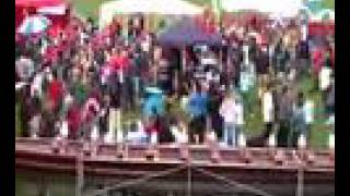 Whanau Day Out 07 Crowd Pan of Maori Waka to Scream Machine