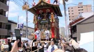 京都祇園祭2012 新町御池での辻回し後、綾小路クランクを通る函谷鉾