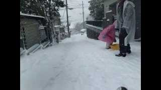 近所で雪そり遊び