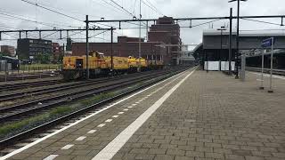 SR 303008 vertrekt met werkmaterieel vanaf Amersfoort Centraal.