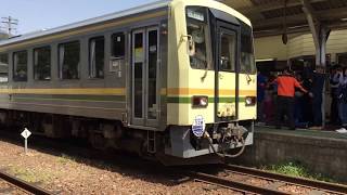 三江線JR石見川本駅へラストランの列車到着、翌日からこの駅には列車は来ない